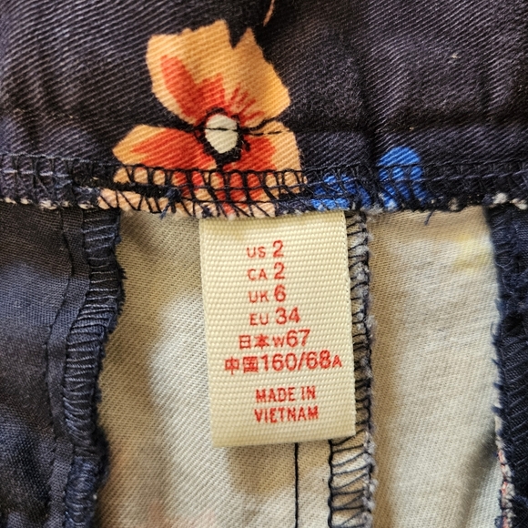Khakis by Gap Women's Shorts Size 2 Floral Navy Blue City 3 Inch Short Cotton - Picture 6 of 6